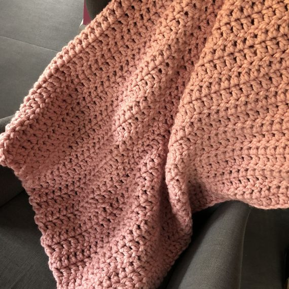 Sweterek, ocieplacz na świecę niebieski