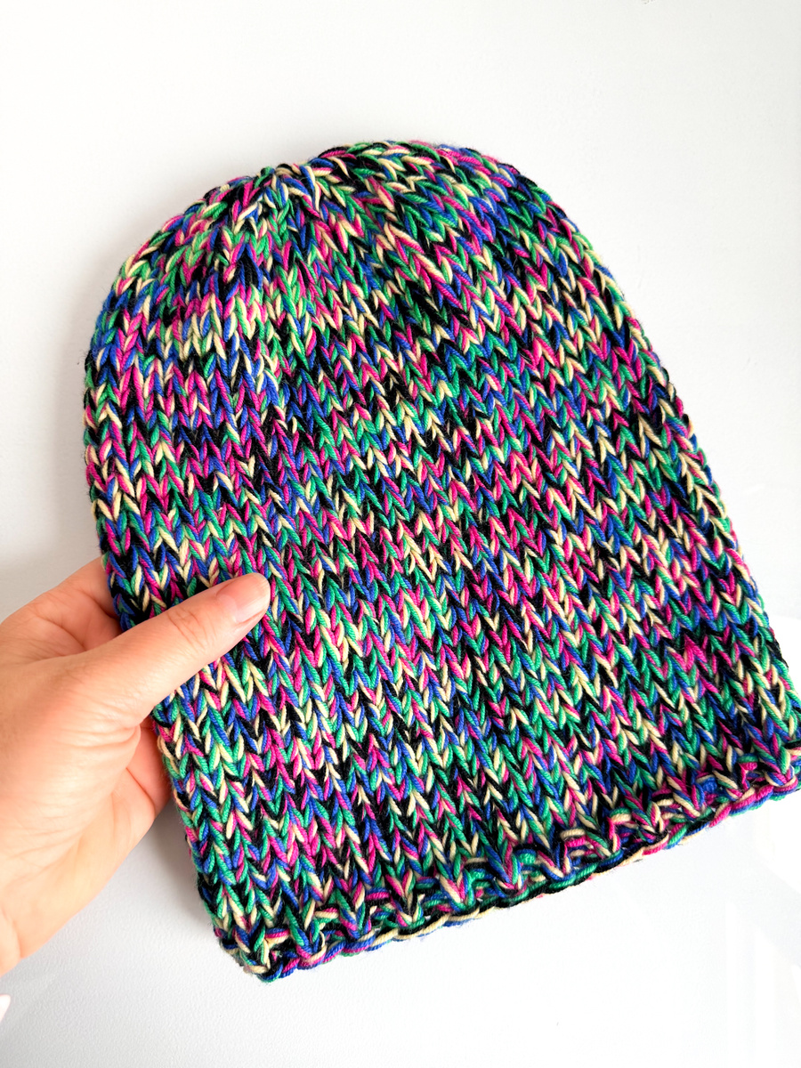 Winterliche Slouchy-Beanie aus 100% Baby Merino „Schwarzer Regenbogen“ – handgestrickt