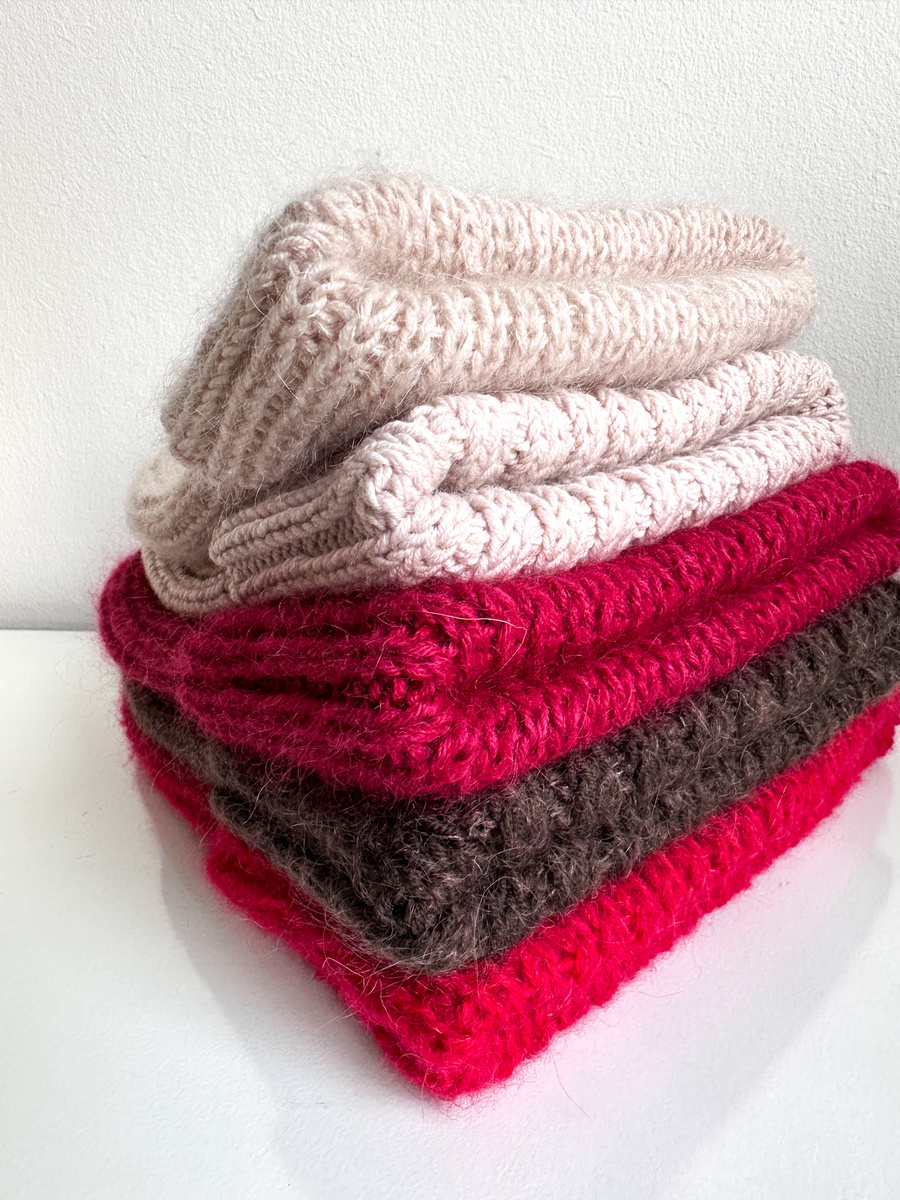 Ręcznie robiona czapka beanie MIRA 100% Merino plus moher i jedwab 50/56 jasny beż