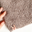 Handgemachte Damenmütze AUREA 100% Baby Merino plus Mohair und Seide 23/20 Hellbeige