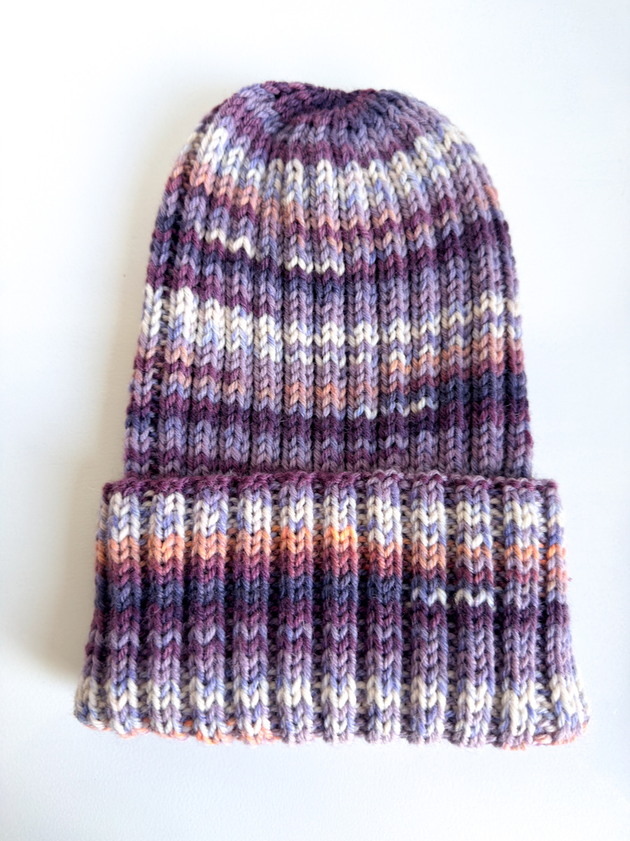 Wywijana czapka NELLI Merynos 15 fioletowy deszcz