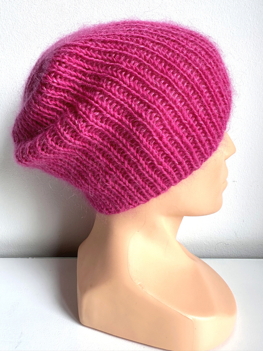 Handgemachte Damenmütze AUREA 100% Baby Merino plus Mohair und Seide 08/13 Fuchsia