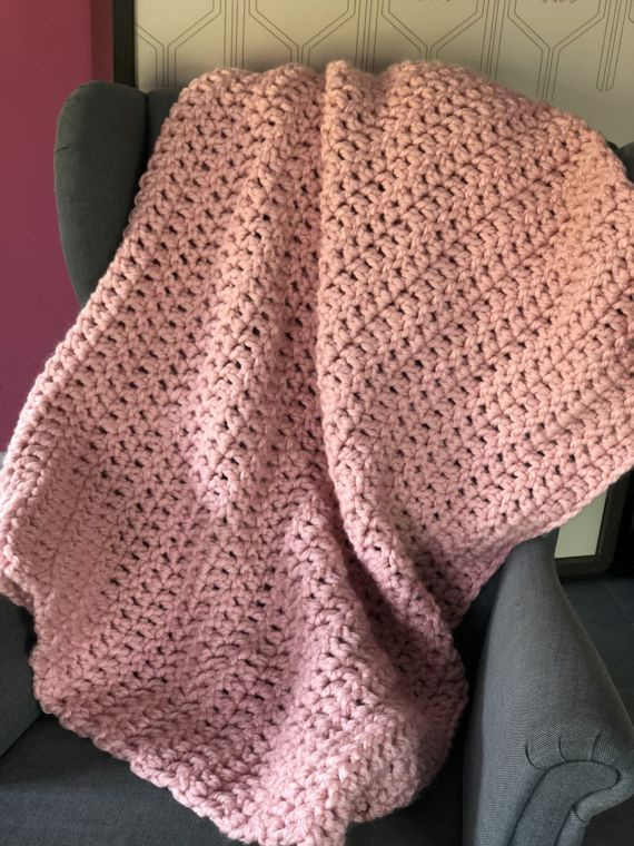 Sweterek, ocieplacz na świecę niebieski