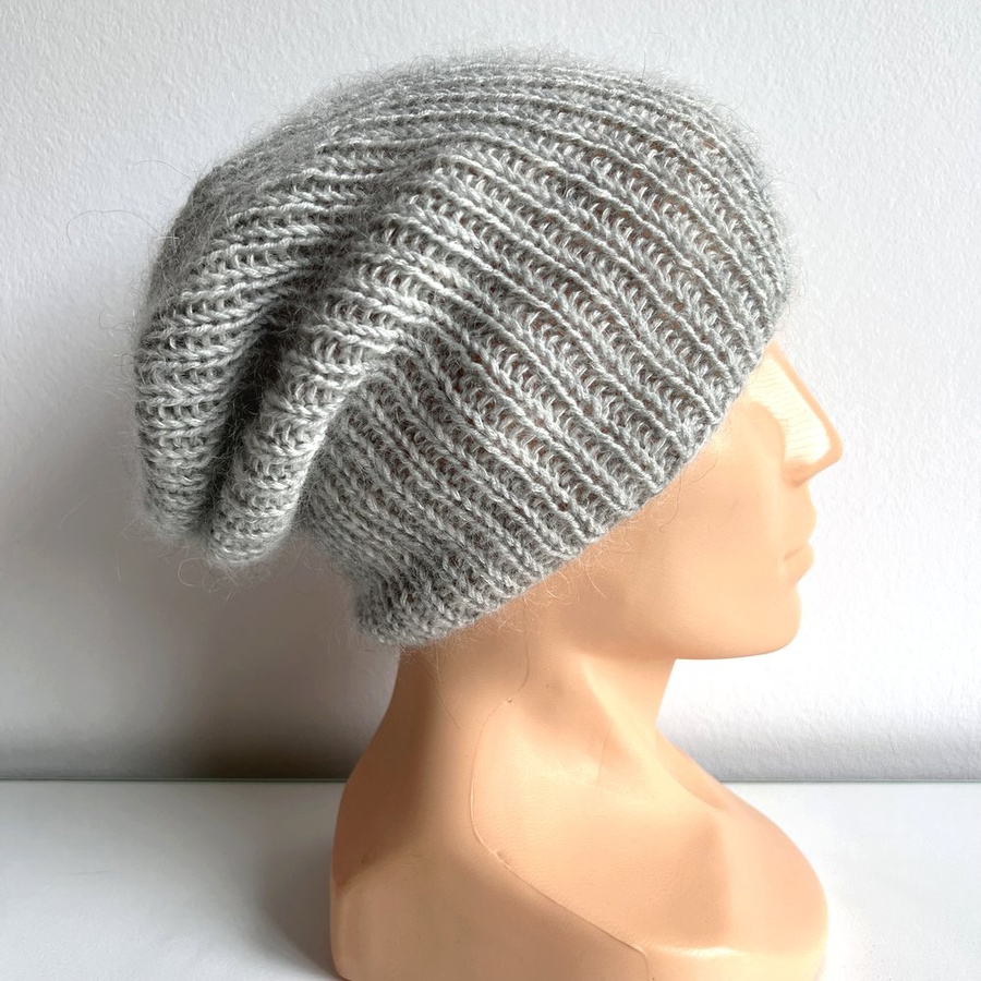 Handgemachte Damenmütze AUREA 100% Baby Merino plus Mohair und Seide 22/44 Hellgrau