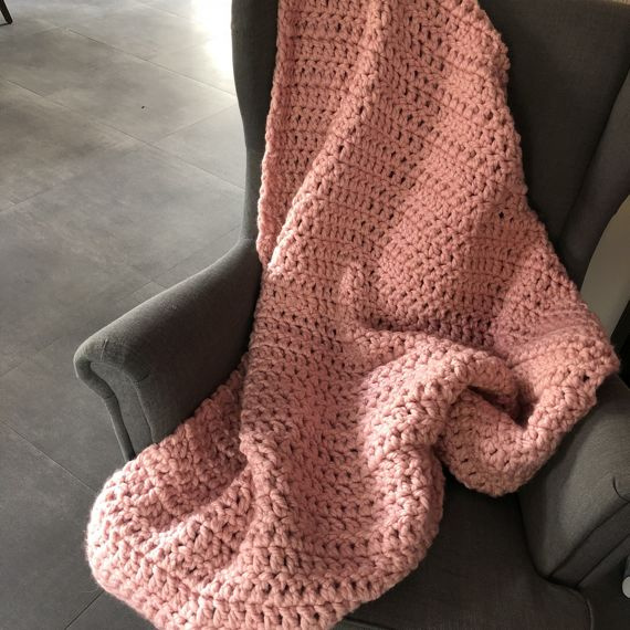 Sweterek, ocieplacz na świecę niebieski