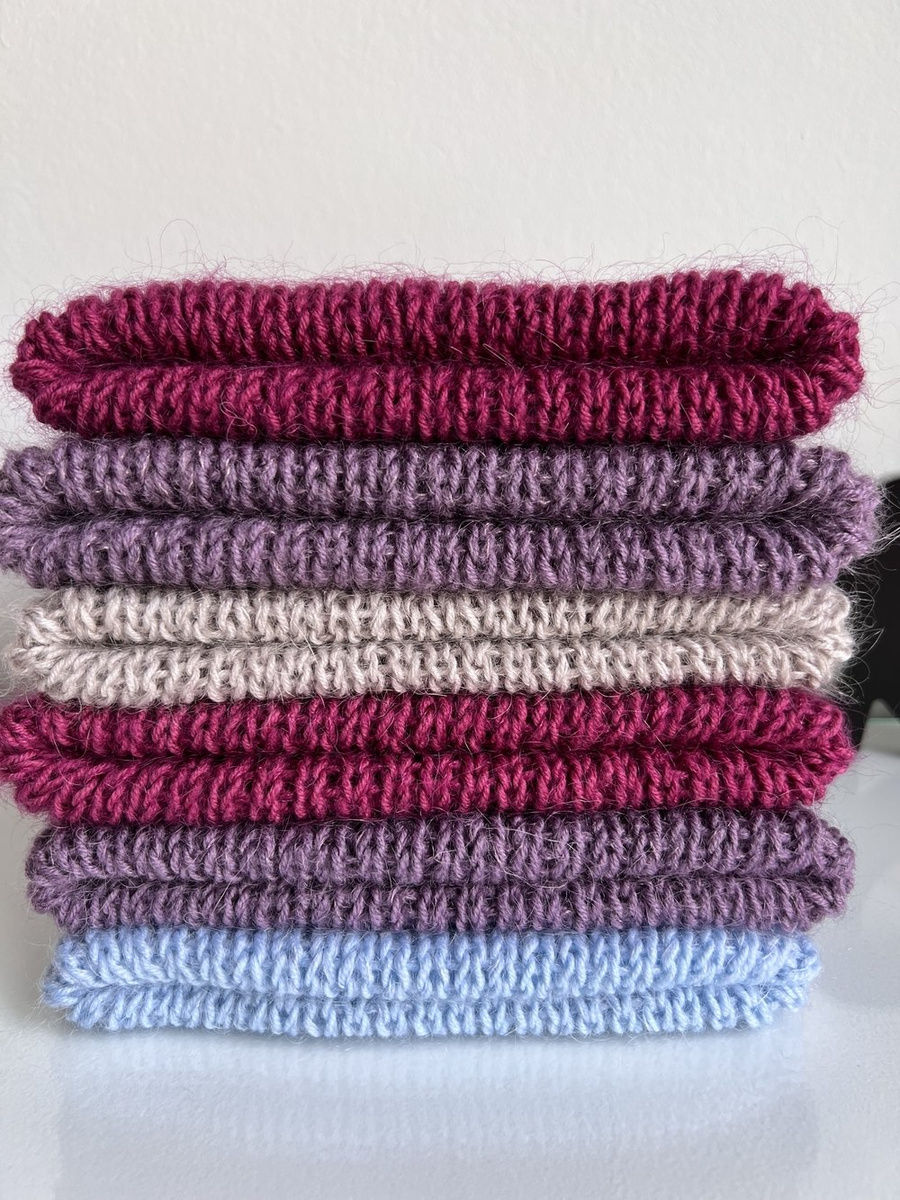 Handgemachte Damenmütze AUREA 100% Baby Merino plus Mohair und Seide 41/17 Pflaume