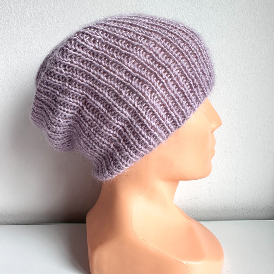 Handgemachte Damenmütze AUREA 100% Baby Merino plus Mohair und Seide 60/55 Lavendelfrost