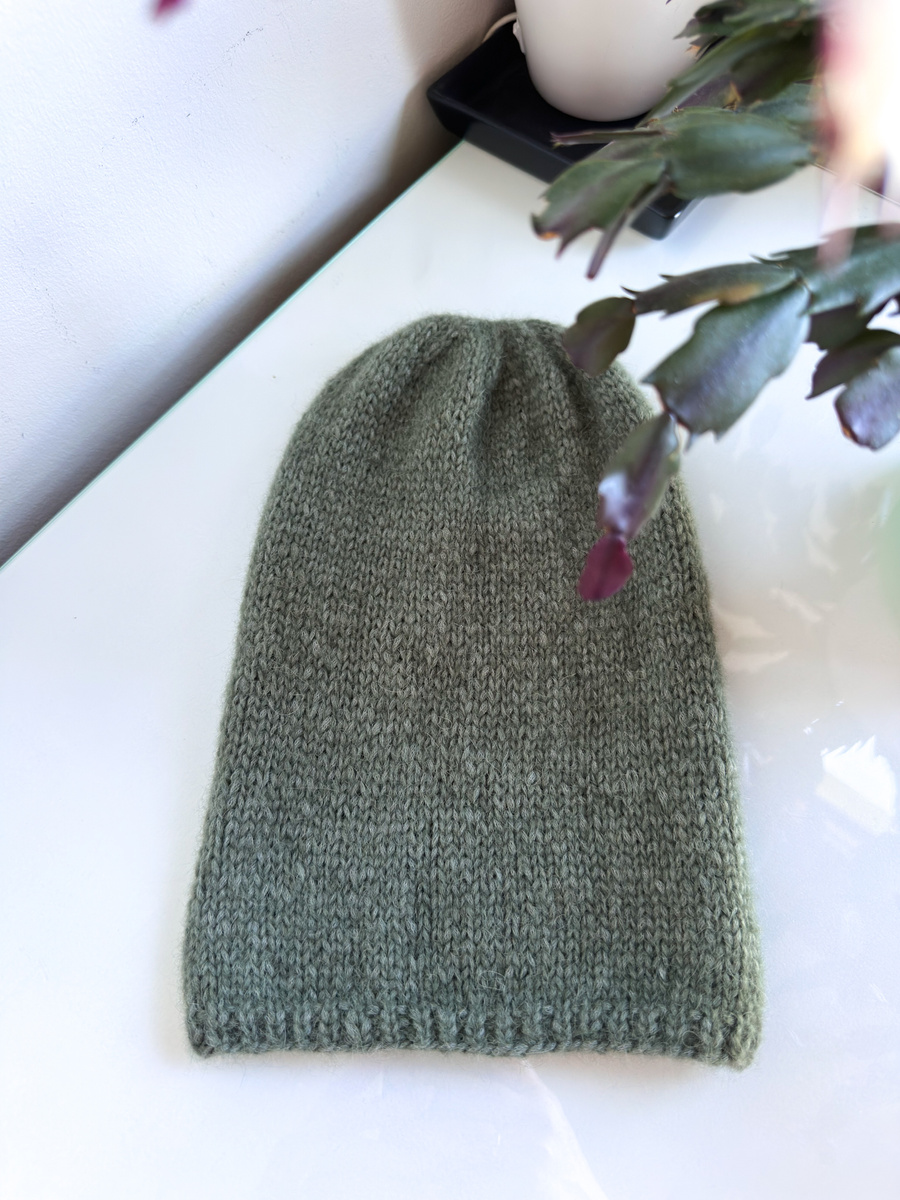 Ciepła czapka ręcznie robiona CHMURKA Alpaka 44 karminowy